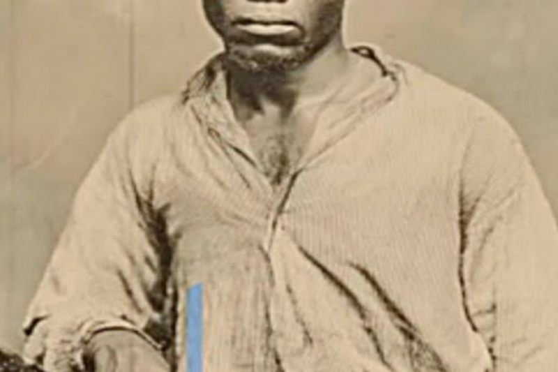 This Old Photo Seemed Normal — Until Viewers Noticed What the Slave Was Holding