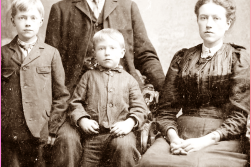 It Was Just A Family Portrait In 1901 — Until You See What’s Reflected In The Mirror