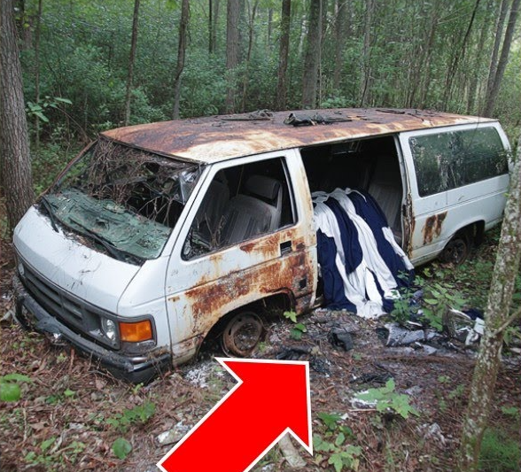 4 Choir Girls Vanished in 2003 — 18 Years Later, a Cameraman Found Burned Robes in the Woods